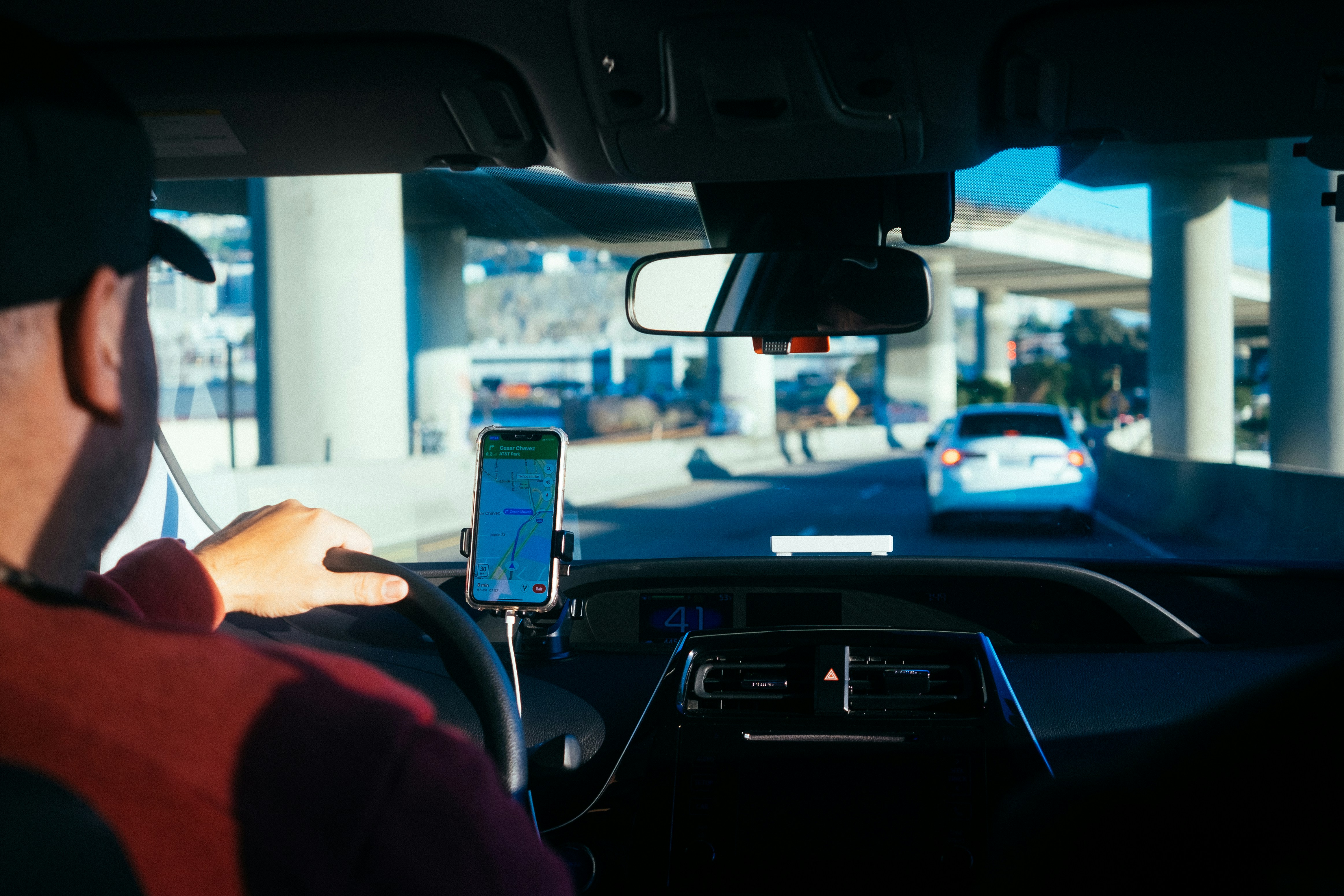 Chauffeur utilisant l'application mobile
